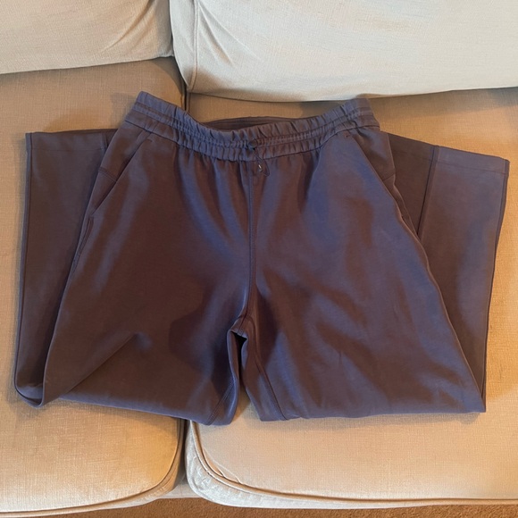 Lululemon Softstreme High-Rise Straight Leg Crop
True Navy size 8 - Picture 7 of 14